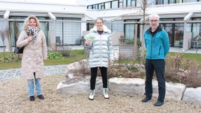Bild: Kliniken Nordoberpfalz, Michael Reindl/exb
Chefärztin Dr. Stephanie Kuchlbauer freute sich über die Spende der Schimmel AG, die Beate Merkel (links) und Jürgen Laubert an die Palliativstation überreichen konnten.