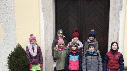 Bild: sei
Wo an den Adventssonntagen die Kinder der evangelischen Kirchengemeinde im Freien beten und singen, hinterlegen sie Holzsterne aus Rindenholz.