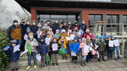 Bild: bk
Stolz präsentieren die 30 Kinder ihre Urkunden über die erfolgreiche Teilnahme am Schwimmkurs. Sechs von ihnen erwarben das begehrte Seepferdchen.