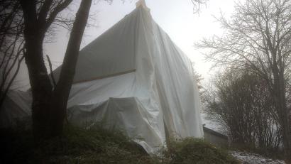 Bild: wro
Was an ein Werk des verstorbenen Künstlerehepaares Christo und Jeanne-Claude erinnert, ist der verhüllte Baustellenbereich im Osten der Mehrzweckhalle in Fuchsmühl.