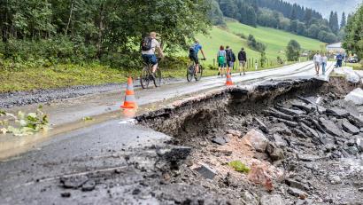 Symbolbild: Expa/Jfk/APA/dpa
Sturzfluten können schlimme Schäden verursachen wie 2018 im österreichischen Salbach-Hinterglemm. Neustadt/WN will mit einem Sturzflut-Risikomanagement soweit möglich vorsorgen.