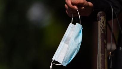 Bild: Robert Michael/dpa
Die vierte Welle in der Corona-Pandemie trifft auch die Menschen in Amberg und Amberg-Sulzbach mit voller Wucht. Wie geht es Menschen in Berufen, die besonders mit dem Virus zu tun haben? Eine Intensivkrankenschwester, ein Polizist, ein Apotheker und eine Labormitarbeiterin erzählen.