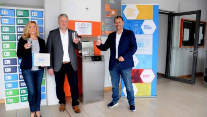 Bild: Christine Hollederer/exb
Ein Prosit auf den Trinkwasserspender: Von links Nicole Graf, Landrat Richard Reisinger und Schulleiter Martin Zimmermann, die mit frisch gezapftem Wasser anstoßen.