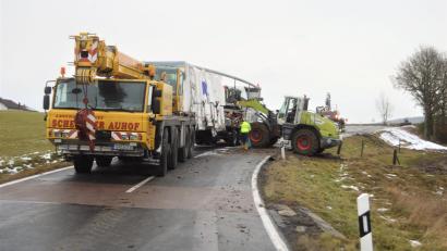 Bild: Dominik Altmann
Noch gut 24 Stunden nach dem Unfall ist die Kreisstraße zwischen Großbergerdorf und Katzbach gesperrt gewesen. Die Bergung eines Lasters, der Dienstagnachmittag von der Straße gerutscht war, gestaltete sich aufwändig