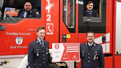Bild: jma
Andreas Argauer, Marius Seitz, Andreas Kneidl und Dominik Muhr (von links) wollen Gutes tun und spenden deshalb Geld, das für das Gründungsfest der Feuerwehr gedacht gewesen war.