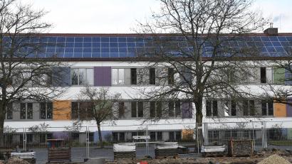 Bild: Petra Hartl
Auf der Ammersrichter Schule befindet sich bereits eine Photovoltaikanlage. Der Bauausschuss will noch deutlich mehr städtische Gebäude mit diesen Sonnenkraftwerken bestücken.