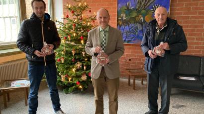 Bild: Stadt Weiden/exb
Michael Reindl (links), Kliniken Nordoberpfalz AG, und Tafel-Vorstand Josef Gebhardt (rechts) freuen sich über die gespendeten Lebkuchensterne, die Reinhold Gailer, Leiter Amt für öffentliche Ordnung, überreichte.
