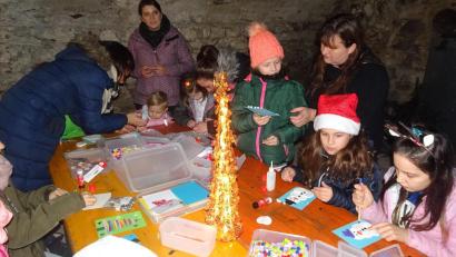 Archivbild: hm
Schulter an Schulter basteln: Das ist heuer wegen der Pandemie nicht angesagt. Auch das restliche Programm für den Pfreimder Adventmarkt erschien den Verantwortlichen aus den Vereinen zu riskant, da die Vorgaben nur schwerlich einzuhalten wären. Deshalb entfällt die Veranstaltung zum zweiten Mal in Folge.