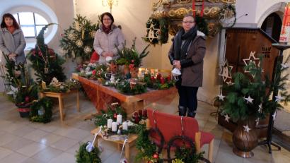 Bild: le
Erstmals präsentierte der Evangelische Frauenbund seinen Adventsbasar vor dem Altarraum der Pfarrkirche.