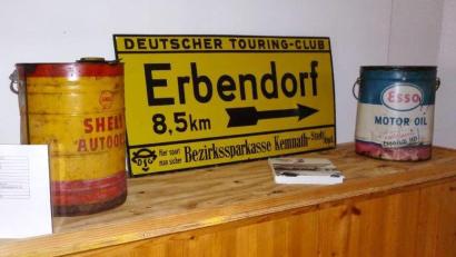 Bild: njn
Das alte Hinweisschild des Deutschen Touring-Clubs zeigt zwar nach Erbendorf, ab dort bleiben für zwei Monate die Türen des Heimat- und Bergbaumuseums geschlossen.
