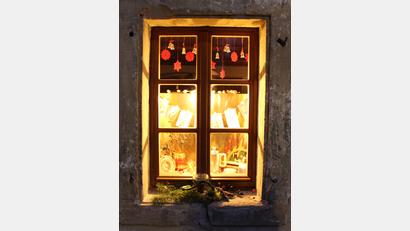 Bild: lep
Unter dem Motto "Wir sagen euch an den lieben Advent" leuchten im Kirchenthumbacher "Gagglhof" seit dem 1. Advent vier verschieden dekorierte Adventsfenster.