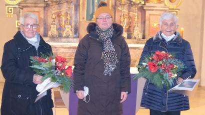 Bild: no
bei der Verabschiedung vom Kirchenchor (von links) Rosa Meyer, Chorleiterin Julia Schmidt und Anni Loos