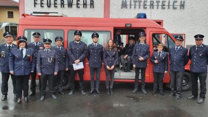 Bild: jr
Einen Funklehrgang in Mitterteich absolvierten elf Aktive von fünf Feuerwehren. Im Bild die Teilnehmer mit (von links) Kreisbrandmeister Wolfgang Wedlich sowie die Kommandanten Johanna Pfohl (Neudorf-Rosenbühl), Franz Bauernfeind (Mitterteich), Stefan Kreuzer (Konnersreuth) und Thomas Zintl (Pechofen).