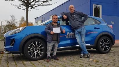 Bild: Mikolaj / exb
Endlich geschafft! Michael Mikolaj präsentiert stolz mit seinem Fahrlehrer das Ergebnis seiner Führerscheinprüfung: bestanden. Die Prüfung legte der 31-Jährige wegen seiner Kleinwüchsigkeit bei einer Fahrschule in der Nähe von Bremen ab.