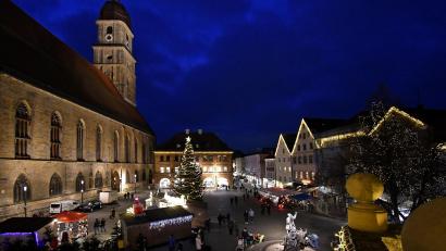 Bild: Petra Hartl
Der weihnachtlich dekorierte Marktplatz in Amberg schaut im Dezember eigentlich anders aus als heuer. Der Weihnachtsmarkt durfte wegen Corona nicht öffnen.