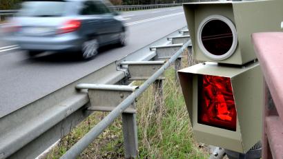 Symbolbild: Hartl
Ein Geschwindigkeitsmessegerät ist ein eher unhandliches Teil. Trotzdem wollte es ein 29-Jähriger in seinen Kofferraum packen - aus Angst davor, geblitzt worden zu sein.