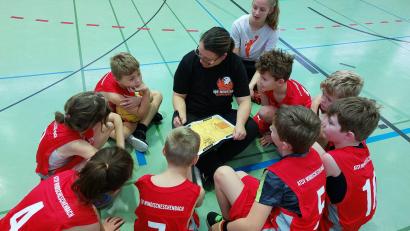 Bild: Karina Kopatsch/exb
Die Basketballkids vom ATSV Windischeschenbach sind schon jetzt eine tolle Gemeinschaft. Den ersten Sieg hat die im wahrsten Sinne des Wortes junge Mannschaft mittlerweile auch eingefahren