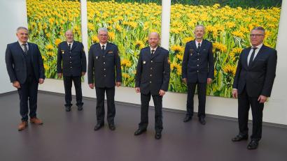 Bild: Polizeipräsidium Oberpfalz/exb
Bei einer kleinen Feierstunde wurde Erster Polizeihauptkommissar Werner Schönfelder (Dritter von links) von Landrat Roland Grillmeier, Polizeipräsident Norbert Zink, Kriminalhauptkommissar Johannes Zeug, Polizeivizepräsident Thomas Schöniger und Bürgermeister Franz Stahl (von links) in den Ruhestand verabschiedet.