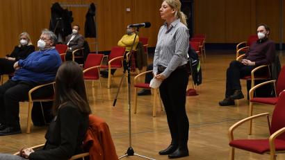 Bild: Petra Hartl
Linda Seim hatte gleich mehrere Anträge zur Bürgerversammlung im ACC eingereicht. Sie ärgert sich über parkende Autos, die Gehsteige blockieren und über Schnellfahrer in der Gerberstraße.