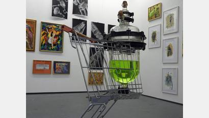 Bild: Winkler
Unter dem Ausstellungstitel „2 Schritte vorwärts, kein Zurück: Spuren bleiben“ locken die Mitglieder des Kunstverein Weiden und des AK Kunst mit originellen Werken.