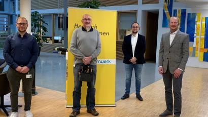 Bild: Claudia Dirscherl
Joachim Kellner (2. von links) kann auf 40 Dienstjahre beim Bayernwerk zurückblicken. Hierzu gratulierten Alexander Radlbeck, Leiter Netzdienste Oberpfalz (rechts), Maximilian Nößner, Fachbereichsleiter und Jonas Fehr, Teamleiter (links) ganz herzlich.
 
Bildquelle:
Fotograf: Claudia Dirscherl
Bildrecht: Maximilian Nößner