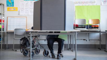 Symbolbild: Daniel Karmann
Wer wählt wen? Mit dem Stimmkreisbericht für die Wahl 2023 ist die Einteilung festgeschrieben.