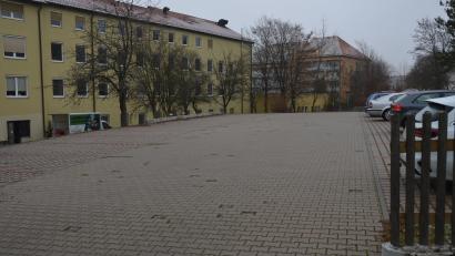 Bild: dob
Diese Parkplätze am ehemaligen Krankenhaus würde ein Investor gerne ablösen. Sie gehören Bewohnern des ehemaligen Schwesternwohnheims.