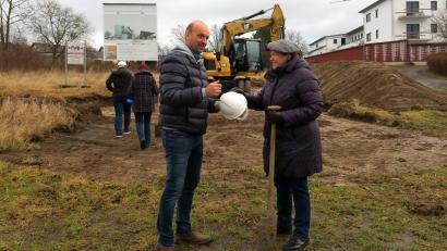 Bild: Hirsch
Initiatorin Marianne Deml (rechts) und Bauunternehmer Franz Wilhelm (links) gaben den Startschuss für das Senioren-Wohnprojekt "Am Ufertal" in Neunburg vorm Wald.