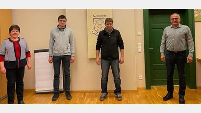 Bild: twg
Bürgermeister Hubert Kraus (rechts) vereidigte mit Zweiter Bürgermeisterin Christa Bayer die neuen Feldgeschworenen Ludwig Rickauer und Martin Lorenz (von links).