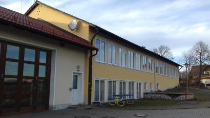 Archivbild: usc
Das ehemalige Schulhaus in Thansüß, das als Dorfgemeinschaftshaus dient, ist in die Jahre gekommen und muss saniert werden. Das Amt für Ländliche Entwicklung Oberpfalz stellt dafür 500.000 Euro an Fördermitteln bereit.