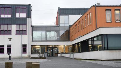 Bild: Gabi Schönberger
Der Verbindungsbau zwischen der Fakultät Betriebswirtschaft und der Fakultät Wirtschaftsingenieurwesen mit Bibliothek an der OTH Weiden soll aufgestockt werden.