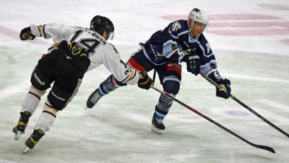 Archivbild: gb
Die Blue Devils bekommen es am Wochenende auswärts mit dem EV Füssen (Freitag, 19.30 Uhr) und zu Hause mit dem ECDC Memmingen (Sonntag, 18.30 Uhr) zu tun. Das Bild zeigt eine Szene aus dem Heimspiel gegen Füssen (3:1) mit dem Weidener Stürmer Chad Bassen (rechts), der mit 24 Punkten die Scorerliste der Oberliga Süd anführt.