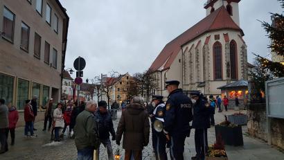 Bild: Tobias Gräf
Mit Laterne in der Hand, ohne Abstand und Maske diskutieren Teilnehmer des "Winterspaziergangs" in der Sulzbacher Innenstadt mit der Polizei.