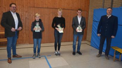 Bild: jr
Drei junge Leute zeichnete die Gemeinde Pechbrunn am Mittwoch in der Turnhalle aus. Im Bild (von links) Bürgermeister Stephan Schübel, Mikka Trapp, Anna Haberkorn, Maximilian Renner und Zweiter Bürgermeister Josef Hollmann.
