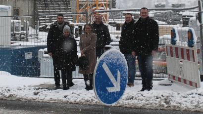 Bild: paf
Bundestagsabgeordnete Susanne Hierl (Dritte von links) besichtigte zusammen mit den Vertretern des CSU-Ortsverbandes um (von links) Florian Bart, Wina Pamler, Christian Steger, Max Klose und Patrick Fröhlich unter anderem die neu errichtete Querungshilfe an der B14.