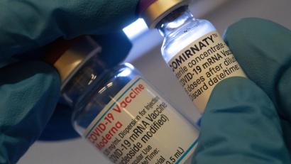 Symbolbild: Stefan Puchner/dpa
Ampullen mit den Impfstoffen der Hersteller Moderna (links) und Biontech: Wie wirksam sind die beiden gegen die Omikron-Variante?