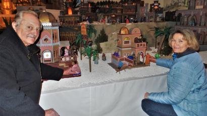 Bild: jml
Acht Mal stellen Friedrich und Gunda Hermann in der Weihnachtszeit die Krippenfiguren um, je nachdem was in der Geburtsgeschichte gerade aktuell ist. Sie bauen die großen Anlage bereits seit 40Jahren auf.