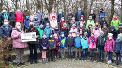 Bild: Josef Böhm
Auch die Schulkinder durften bei der Spendenübergabe mit dabei sein, coronabedingt leider nur mit Maske. Vorne, von links: GOV-Vorsitzender Martin Stigler, Kassiererin Agnes Schneeberger und Fördervereinsvorsitzender Joseph Salomon; hinten, von links: Lehramtsanwärterin Marie Fischer und Schulleiterin Ortrud Sperl.
