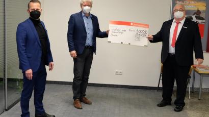Bild: Silvia Philipp/Sparkasse Floß/exb
Vorstandsvorsitzender Gerhard Hösl (links) hat den Scheck mitgebracht. Bürgermeister Robert Lindner (Mitte) nimmt die Spende stellvertretend für alle Empfänger von Ulrich Höcker, Leiter der Geschäftsstelle Floß, entgegen.