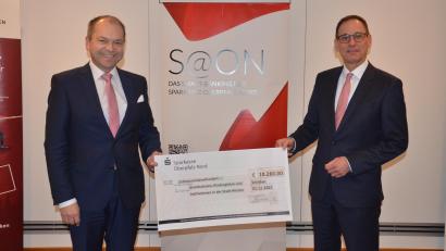 Bild: Kunz
Hans-Jörg Schön (links) und Robert Stahl präsentieren den Spendenscheck.