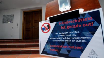 Archivbild: Stephan Huber
Die Stadt Amberg reagiert auf die verschärften Corona-Regeln. Dabei geht es um mehr als das Verbot des Händeschüttelns.