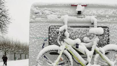 Symbolbild:  Horst Ossinger/dpa
Camping im Winter? Mit einem richtig ausgerüsteten Wohnmobil ist das kein Problem.
