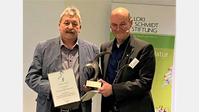 Bild: Loki-Schmidt-Stiftung/exb
Horst Pirner (links) erhielt die Loki-Schmidt-Silberpflanze, eine Naturschutz-Auszeichnung, für seine Verdienste um die Stiftungsfläche in Königstein.