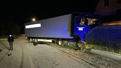 Bild: Polizeiinspektion Sulzbach-Rosenberg/exb
In einem Vorgarten in Forsthof endete am Donnerstagabend die Fahrt eines 28-Jährigen mit seinem Sattelzug.