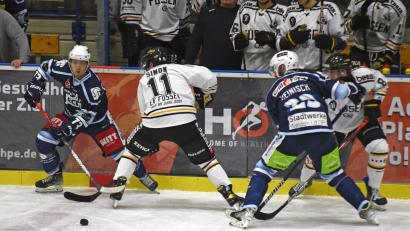 Archivbild: gb
Die Blue Devils gewannen am Freitag beim EV Füssen mit 3:0. Tomas Rubes (links, Szene aus dem Heimspiel gegen die Allgäuer) erzielte zwei Tore.