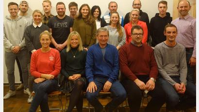 Bild: tra
Der neue Vorstand der DJK Ensdorf mit den Vorsitzenden Linda Trager, Lothar Trager und Christian Scharl (sitzend, Zweite bis Vierter von links).