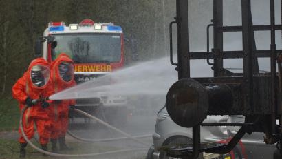 Bild: Hans-Jürgen Schlosser/exb
Wenn Gefahrgut ins Spiel kommt, ist die Feuerwehr mit besonderen Schutzanzügen unterwegs. Neben der Ausrüstung ist für solche Fälle auch jede Menge Know-how erforderlich, das ständig aktualisiert werden muss.