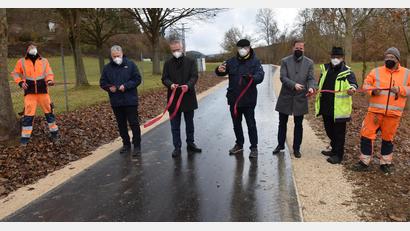 Bild: bö
Der Lauterach-Radweg von Schmidmühlen bis Schwarzmühle ist freigegeben (von links): Landrat Richard Reisinger, Landtagsabgeordneter Harald Schwartz, Bürgermeister Peter Braun, der Bauamt-Bereichsleiter für Straßenbau Tobias Bäumler und Bauoberrat Stefan Noll vom Staatlichen Bauamt Amberg-Sulzbach.