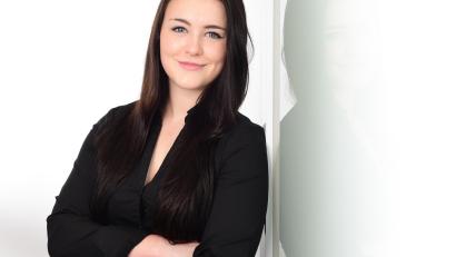 Bild: Marlena Münchmeier/Studioline Fotostudio Dresden/exb
Jungautorin Marlena Münchmeier freut sich über den Erfolg ihres Buchs „Rave – Die Auserwählten“.