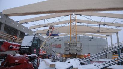 Bild: ige
Mächtige Holzbinder bilden das Gerüst für das Dach der neuen Dreifach-Turnhalle - vielleicht wird sie heuer noch "dichtgemacht".